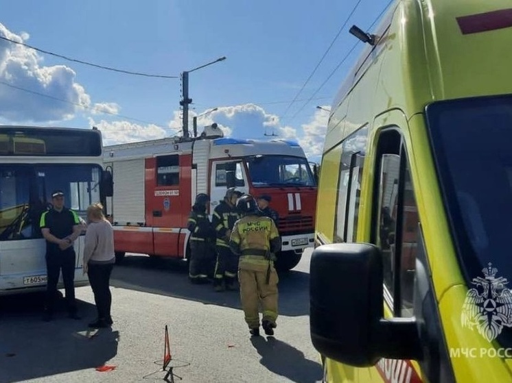 Автомобиль столкнулся с автобусом в Мурманске