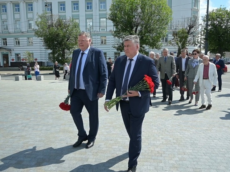 В День города в Твери возложили цветы к памятнику Михаилу Тверскому