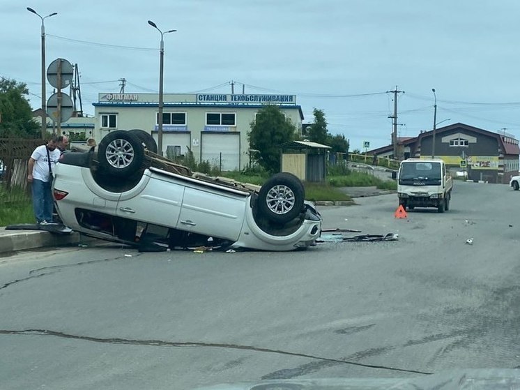 Водитель перевернул Mitsubishi Pajero на крышу на юге Сахалина
