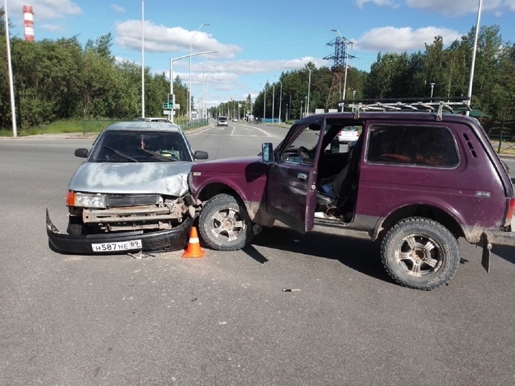 «Нива» протаранила легковушку: в Ноябрьске в ДТП пострадал водитель