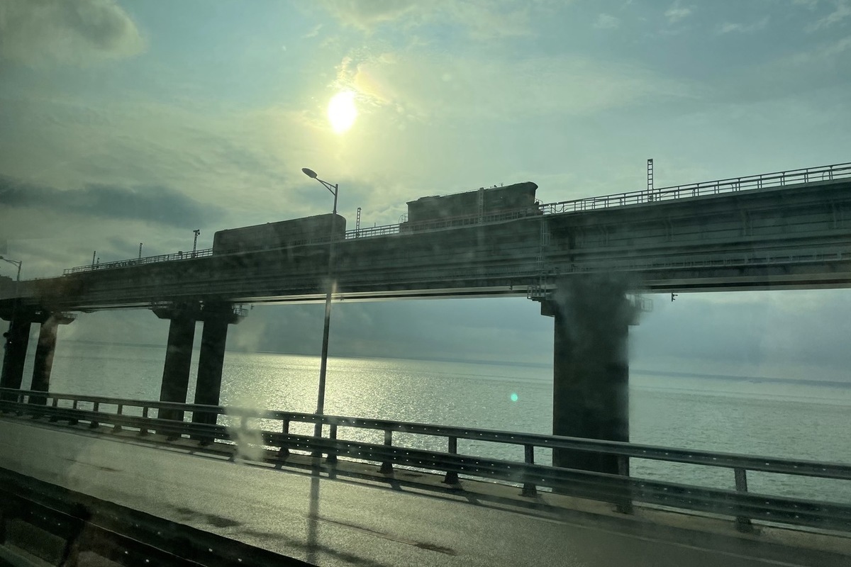 Движение возобновилось: поезд Симферополь - Москва прошел по мосту