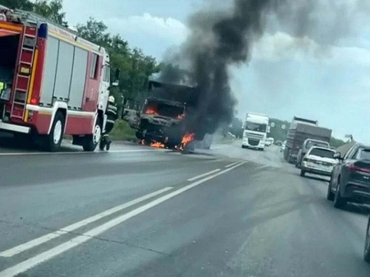 На трассе под Суздалем полностью выгорел грузовик