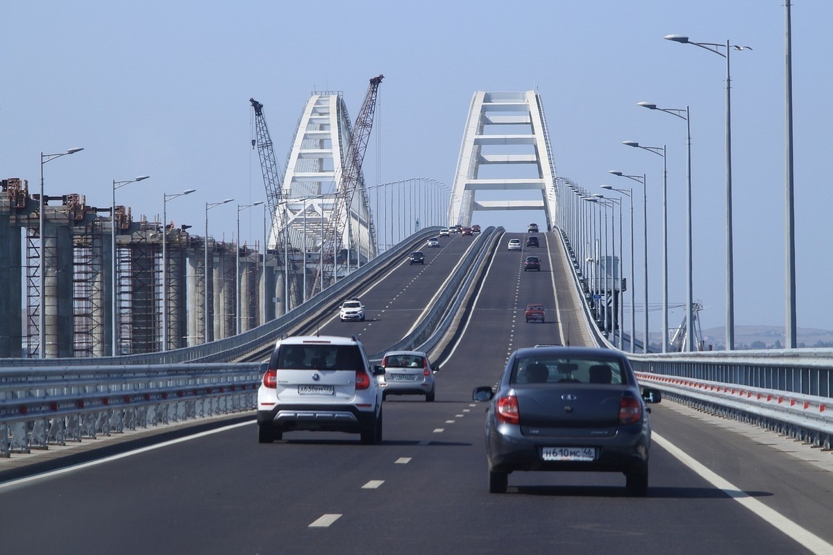 В Крыму допустили организацию реверсивного автомобильного движения на Крымском мосту