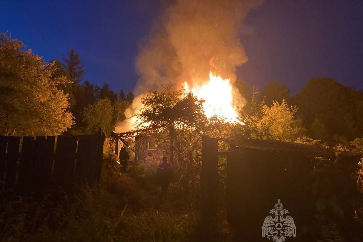 В Валдае огонь уничтожил нежилой дом - МК Великий Новгород