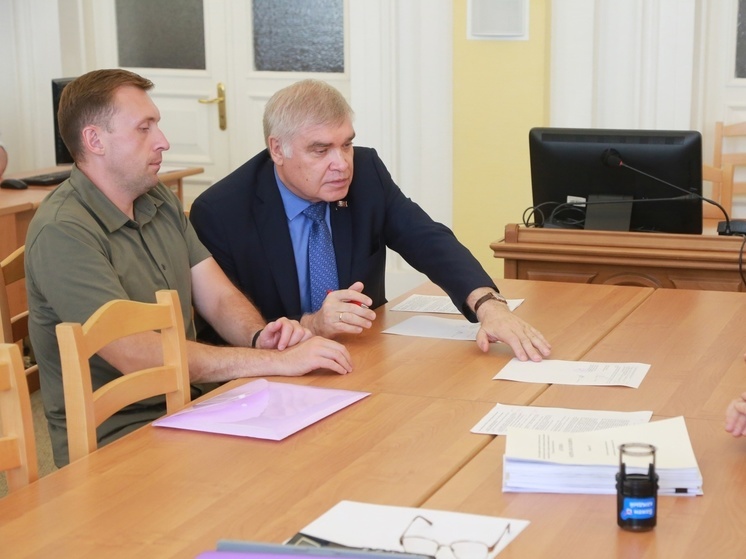 Коммунист Алехин сдал подписи для участия в выборах губернатора Омской области
