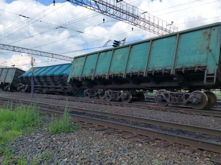 Вагоны грузового поезда сошли с рельсов в Кузбассе