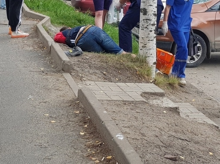 Врачи в Петрозаводске забрали прохожего, потерявшего сознание на улице