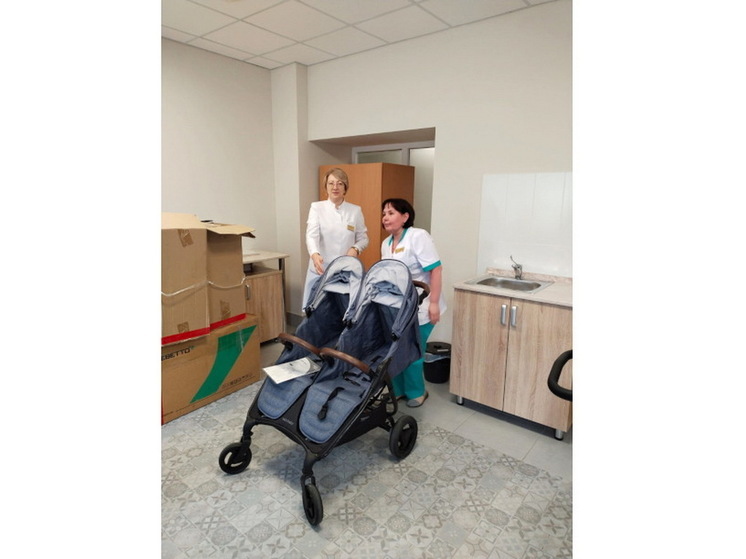 Перинатальный центр Марий Эл выдает родителям двоен коляски