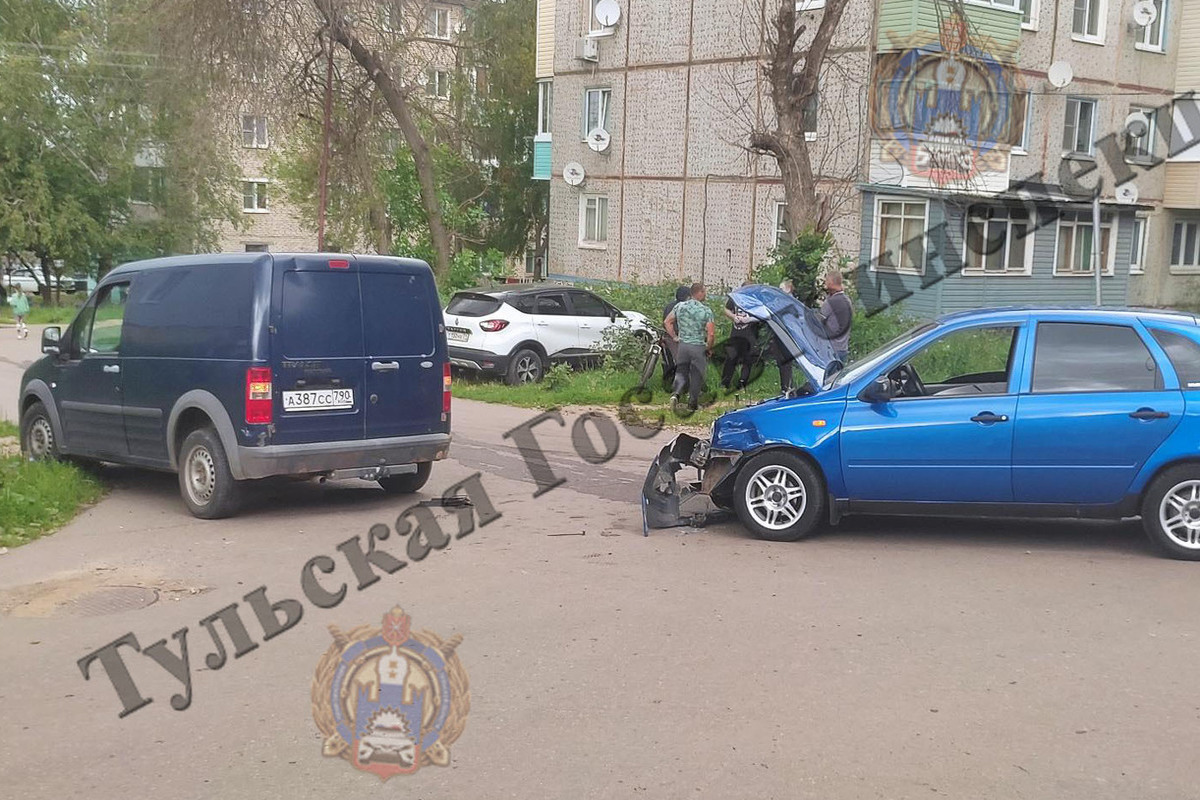 В посёлке под Киреевском столкнулись фургон и легковушка: 17-летняя девушка попала в больницу