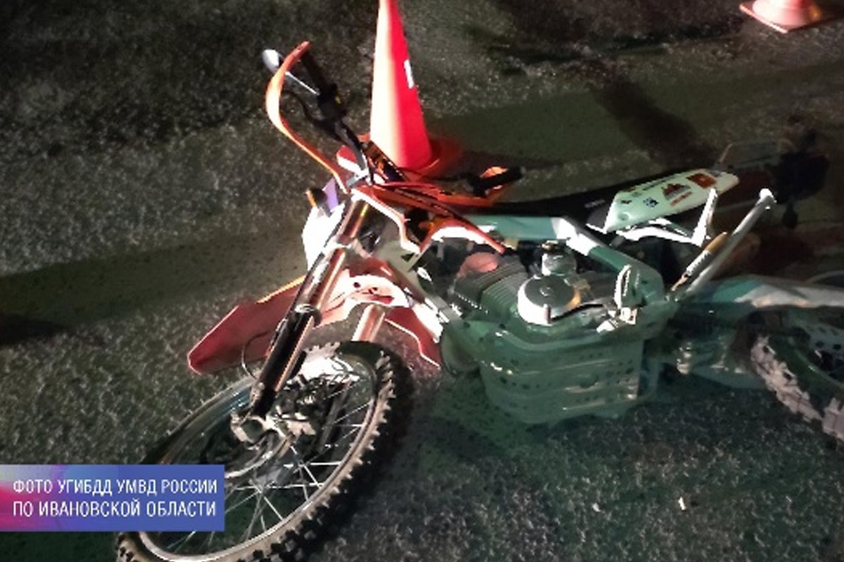 В Ивановской области пьяный подросток на мопеде получил травмы, наехав на пустой автомобиль