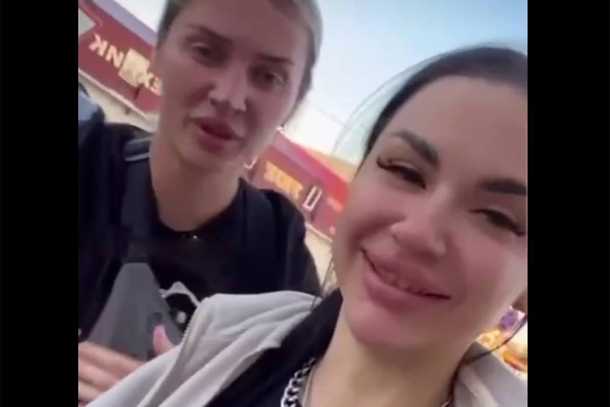 Россиянки записали видео перед Крымским мостом: Не могли взорвать попозже?