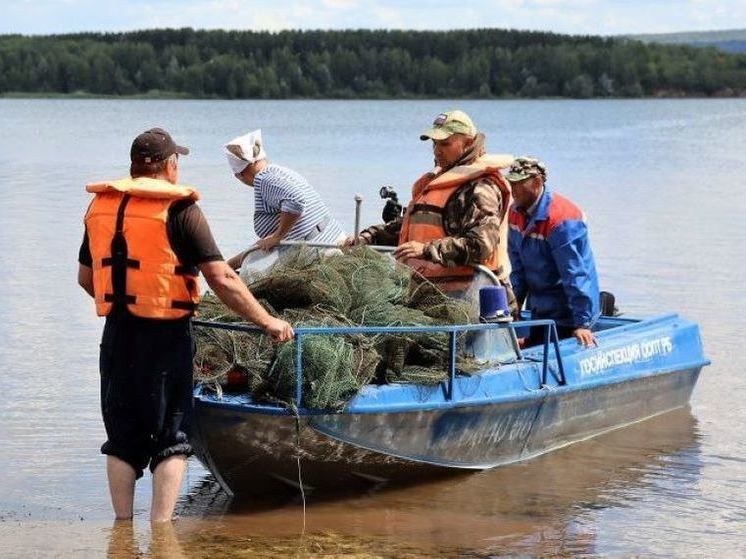 Со дна озера Кандрыкуль в Башкирии подняли 19 браконьерских ловушек