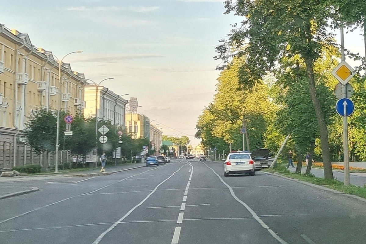 Автомобиль опрокинул столб на проспекте в Петрозаоводске