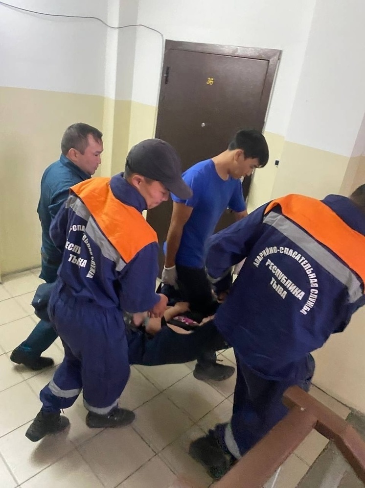 В Кызыле спасатели вытащили женщину с чужого балкона