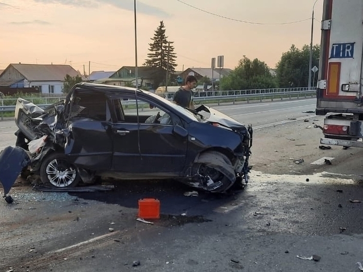 В ДТП с "легковушкой" и двумя грузовиками на трассе Тюмень-Омск пострадала 33-летняя женщина