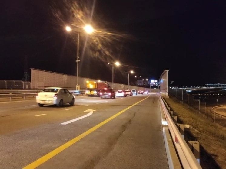 По Крымскому мосту в реверсивном режиме восстановили движение автотранспорта