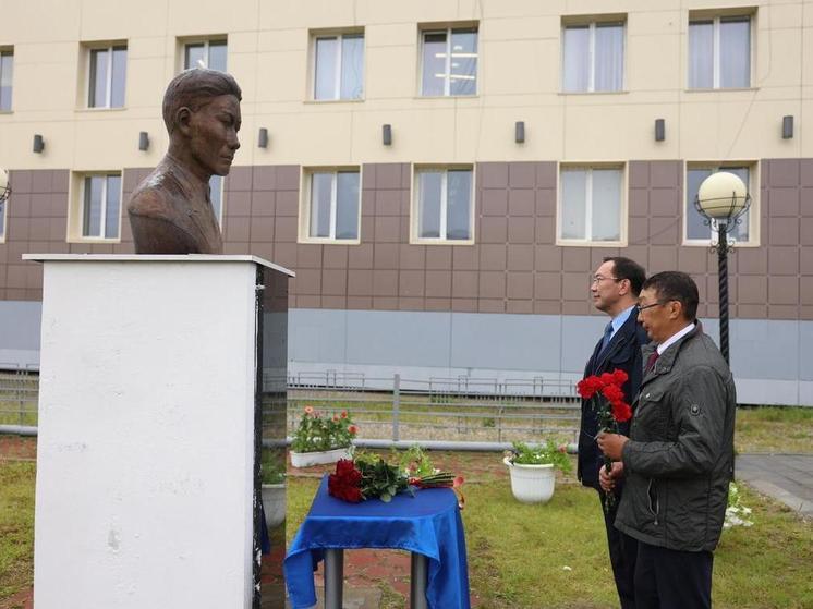 Айсен Николаев возложил цветы к памятнику Николаю Шемякову