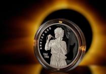 Банк России сообщил на своем сайте, что сегодня была выпущена в обращение памятная серебряная монета номиналом 3 рубля посвященная памяти советского рок-музыканта Виктора Цоя