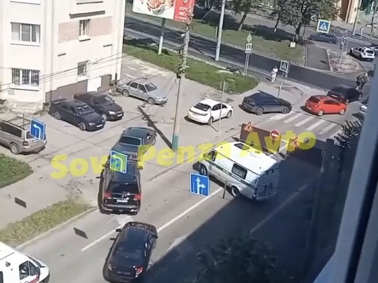 Плевать на запрет: пензенские водители проникают на улицу Пушкина по тротуару