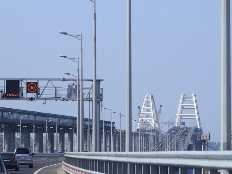 К полудню более тысячи легковых машин скопилось с обеих сторон Крымского моста