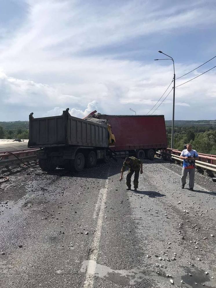 На М-5 в Челябинской области закрыли проезд из-за столкновения грузовиков