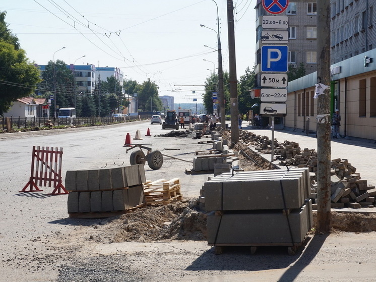 Улицу Красноармейскую в Йошкар-Оле ремонтируют 45 рабочих и больше 30 единиц техники.