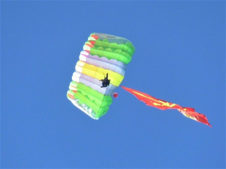 Свердловский парашютист получил множественные травмы, совершив низкий разворот