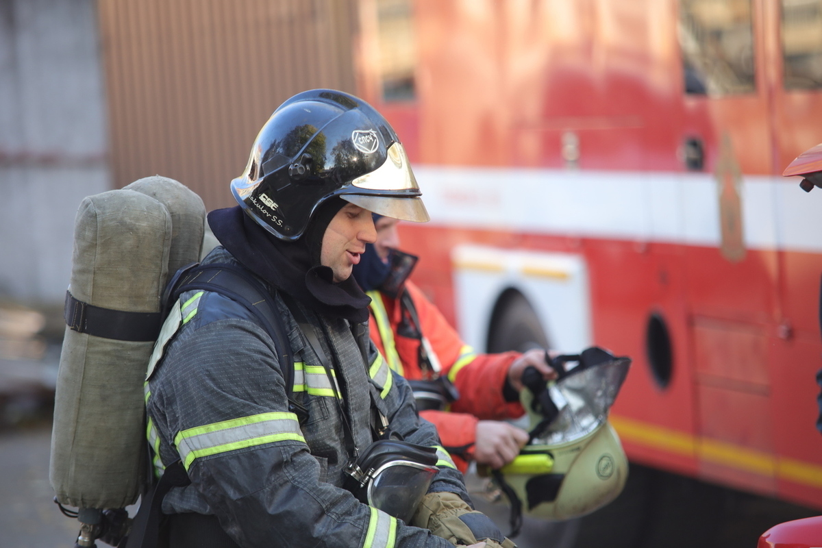 Во Фрунзенском районе загорелся гараж, в огне погиб человек