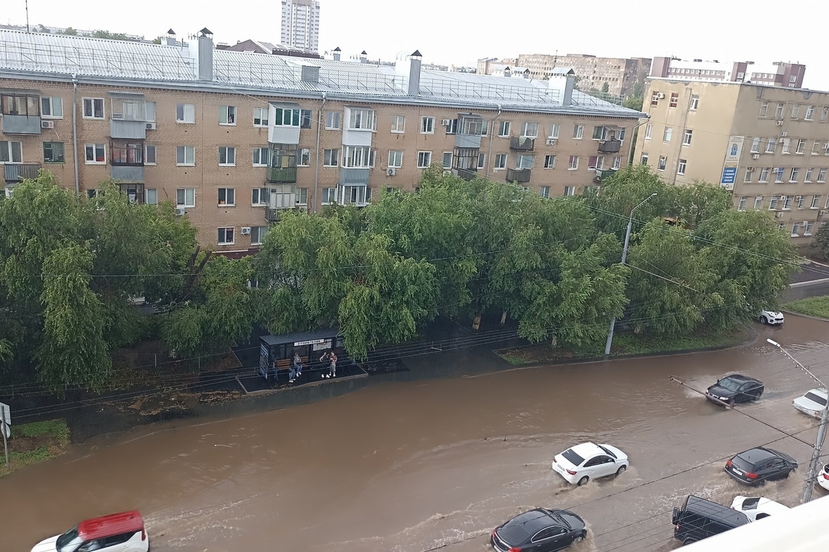 Ул уральская оренбург затопило. Затоп в Оренбурге. Потоп в Оренбурге. Сильный ливень. Оренбург затоплен.