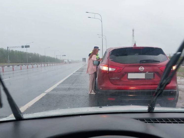 Госавтоинспекторы Башкирии помогли женщине за рулем починить ее автомобиль