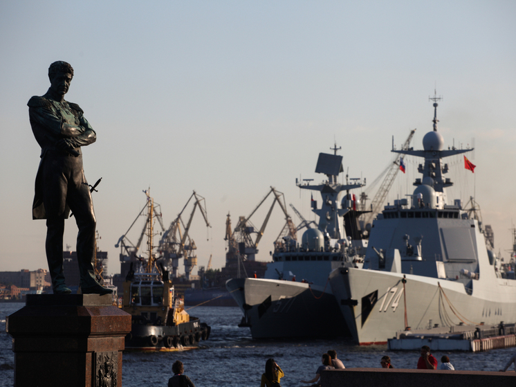 В Петербурге отмыли памятник Ивану Крузенштерну в преддверии Дня ВМФ