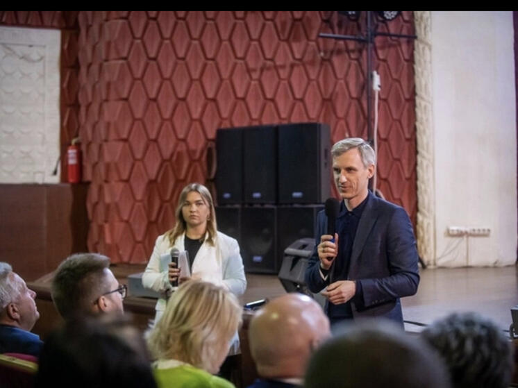 Врио губернатора провел встречу с жителями Ярцева