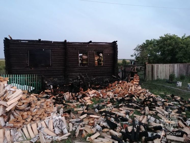 В Новосибирской области при пожаре в частном доме погибли двое человек