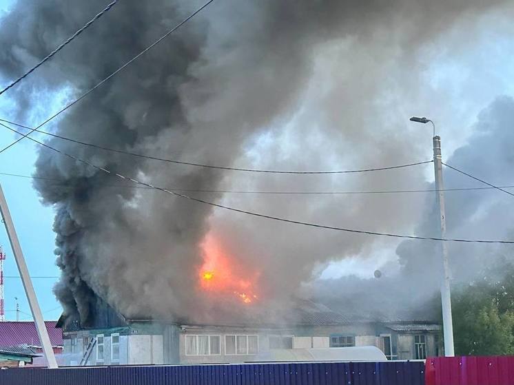 В Красноселькупе загорелся жилой дом: пострадал человек
