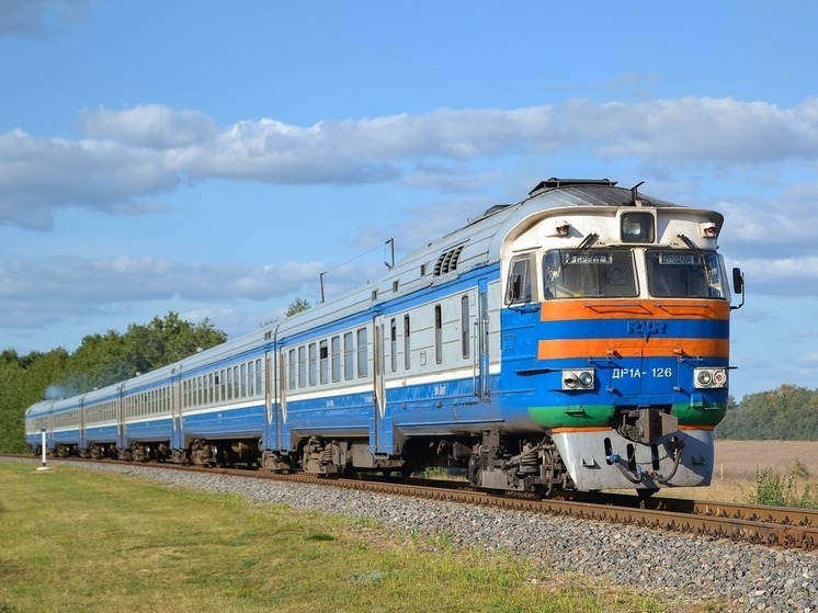Минтранс: железнодорожный транспорт в Крыму, где горит полигон, работает штатно