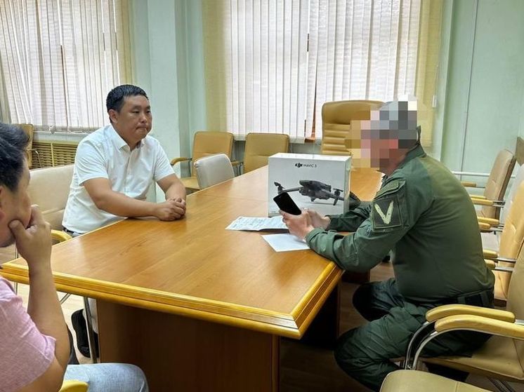 Коллектив Госстройжилнадзора Якутии вручили участнику СВО квадрокоптер