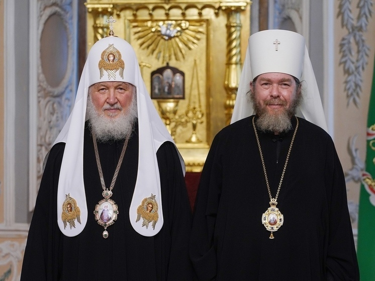 Патриарх Кирилл вручил памятную панагию митрополиту псковскому и порховскому Тихону