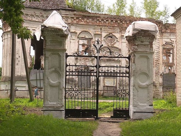 Волонтеры привели в порядок усадьбу Тенишевых под Брянском