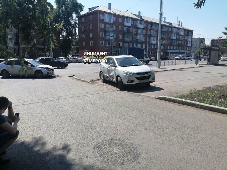 ДТП с участием двух автомобилей произошло на одной из улиц в Кемерове