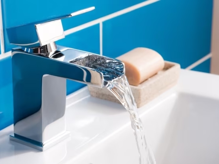 У жителей Игры из кранов течет мутная вода