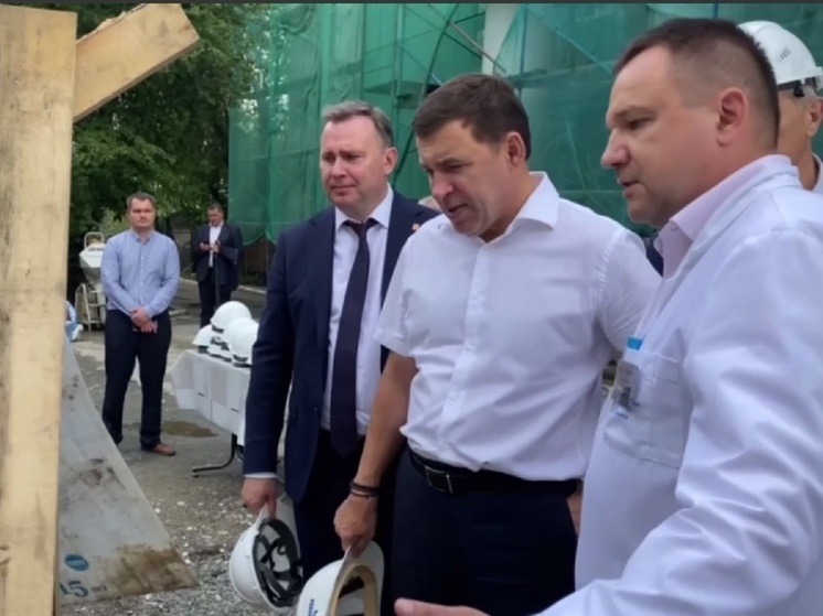 Евгению Куйвашеву показали, как идет ремонт старейшей на Урале больницы