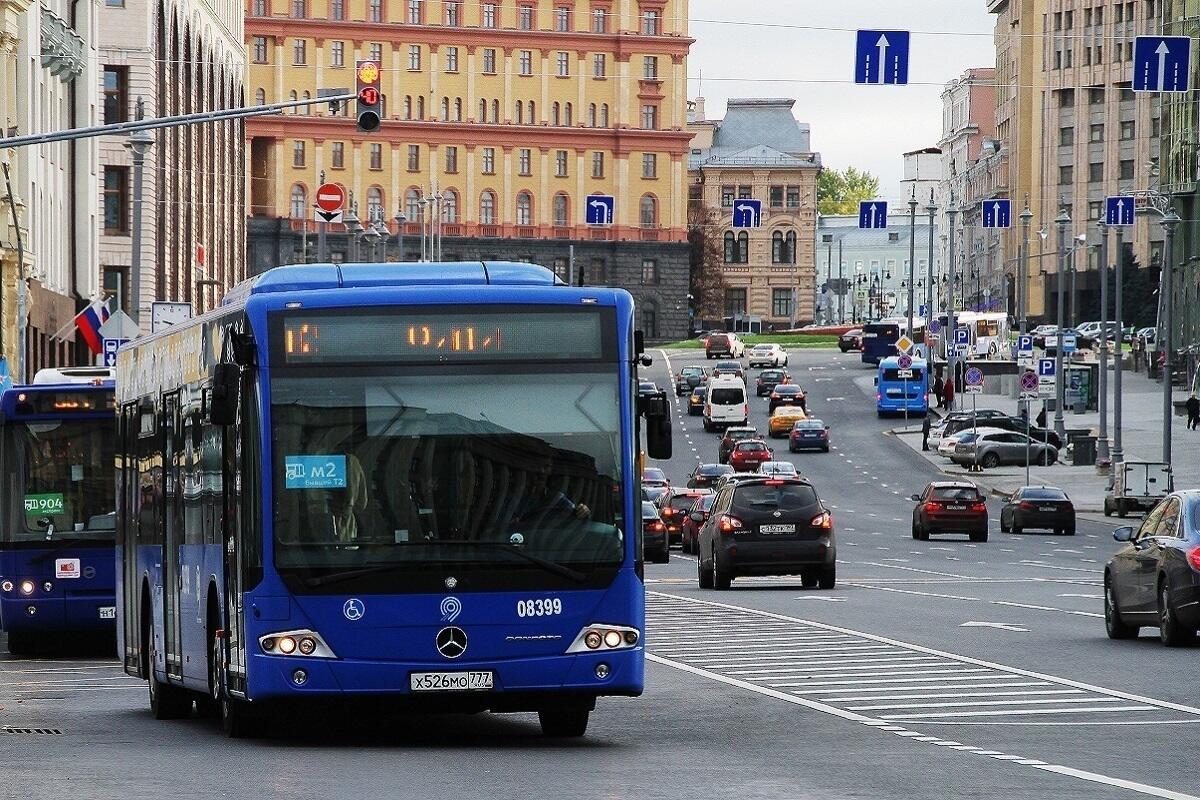 Обществе транспорт москва. Московский автобус. Автобус Москва. Общественный транспорт Москвы. Транспорт Москвы автобусы.
