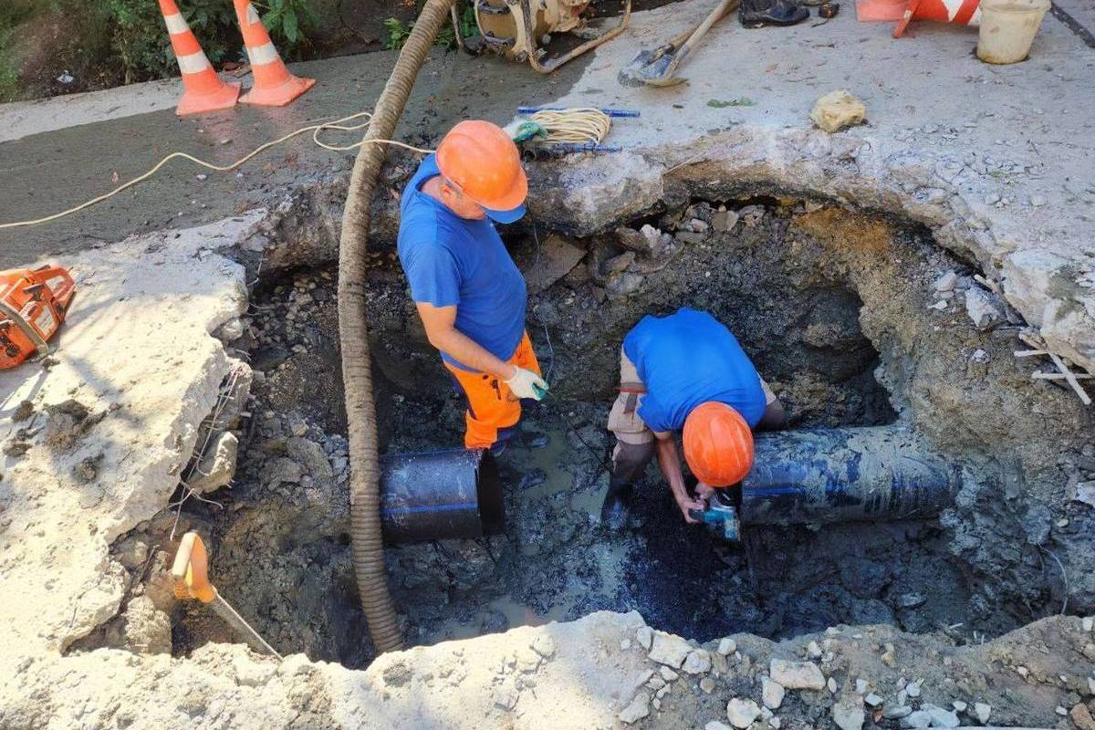 Работники водоканала. Устранение аварий на водопроводных сетях. Трубопровод. Водоканал Сочи. Водоканал ремонтное