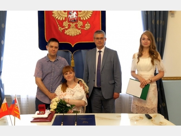 Ребенок, родившийся в Смоленске 1160-м в 2023 году, получил медаль