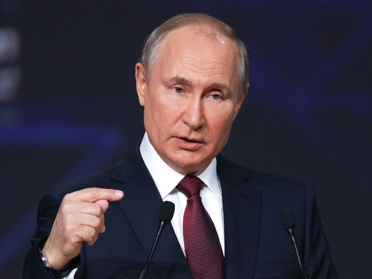Владимир Путин поставил в пример управленцам главу Омской области Виталия Хоценко