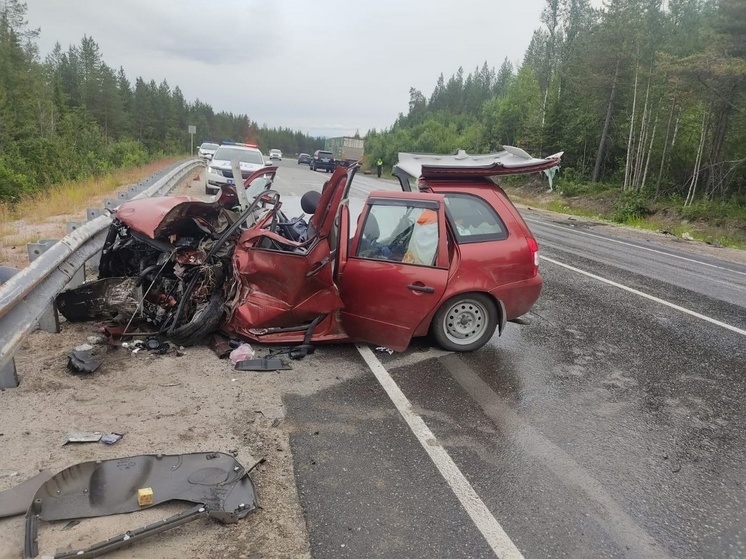 На автодороге «Кола» грузовик столкнулся с автомобилем