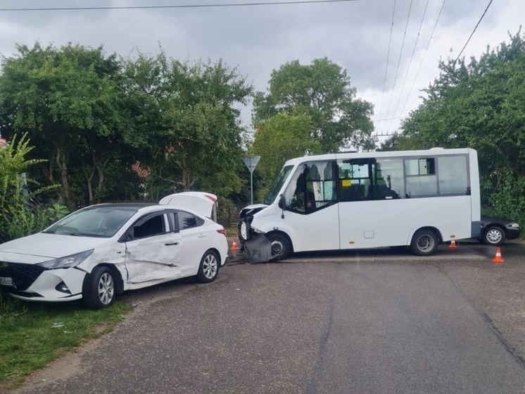 В Калининграде водитель легковушки решил не уступать дорогу и спровоцировал ДТП с маршруткой