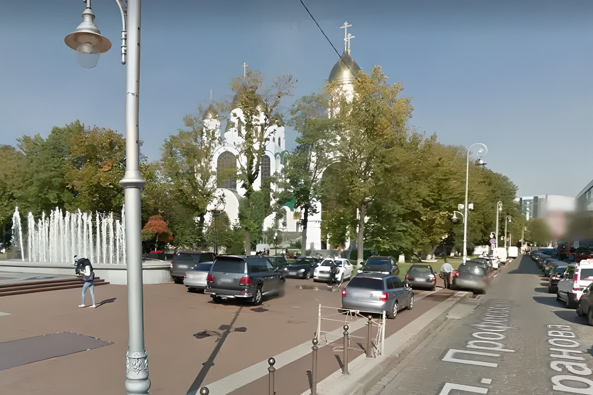 Власти Калининграда планируют убрать парковку с площади Победы