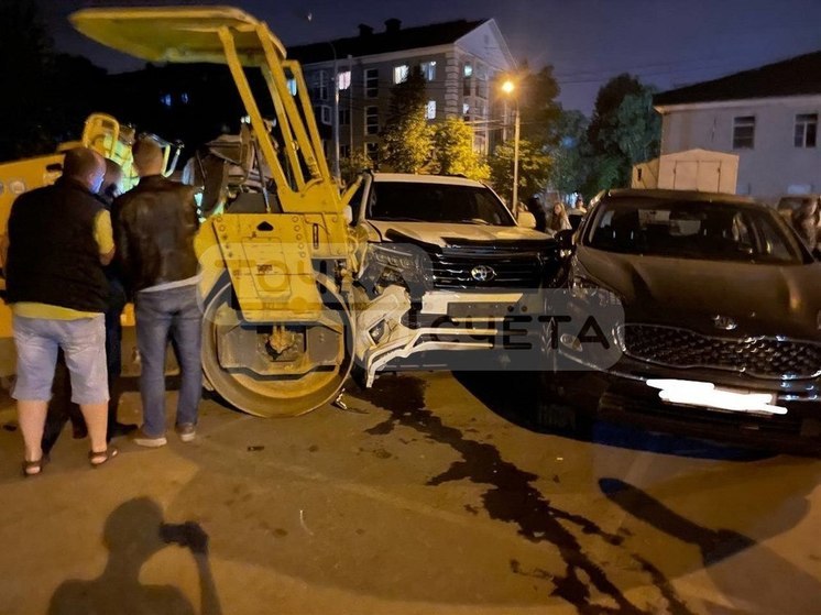 Подростки на угнанной дорожной технике разбили четыре машины в Южно-Сахалинске