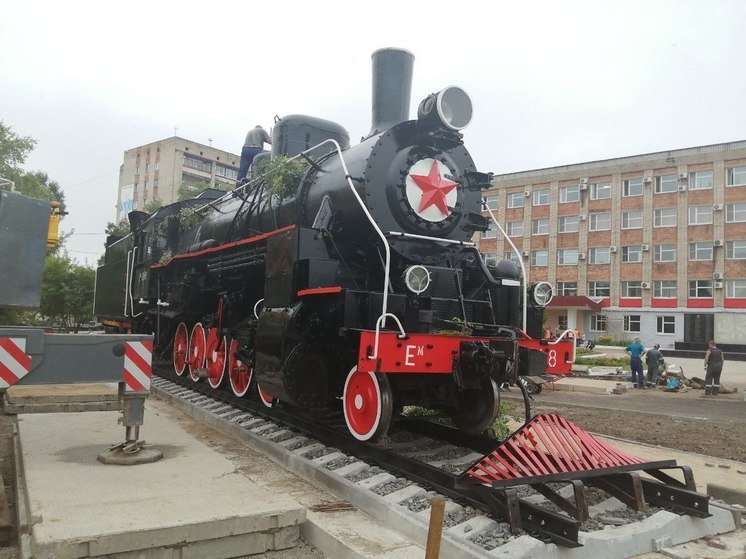 Раритетный паровоз украсил вокзальную площадь Уссурийска